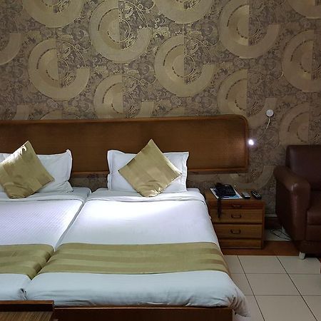 Oyo 15791 Flagship Hotel Executive Hazratganj 勒克瑙 外观 照片